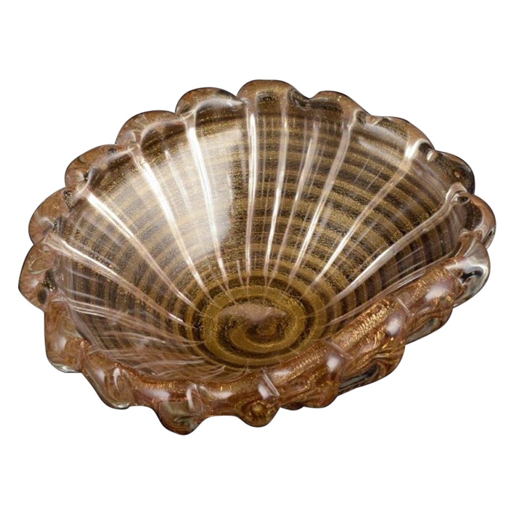 Murano, Italien. Große gerippte Schale aus Kunstglas. Klares Glas mit Goldstaubeinlage. im Angebot