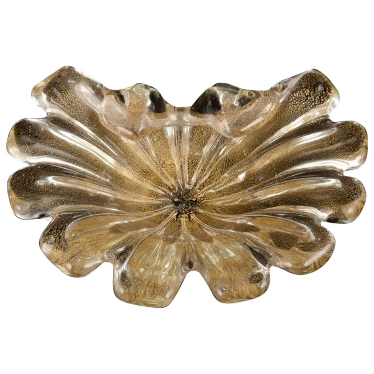 Murano. Kunstglasschale aus klarem Glas mit Goldstaubeinlage. Organische Form