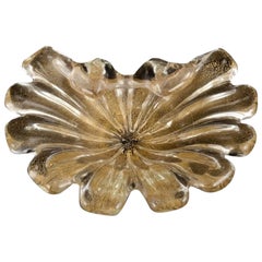 Murano. Kunstglasschale aus klarem Glas mit Goldstaubeinlage. Organische Form