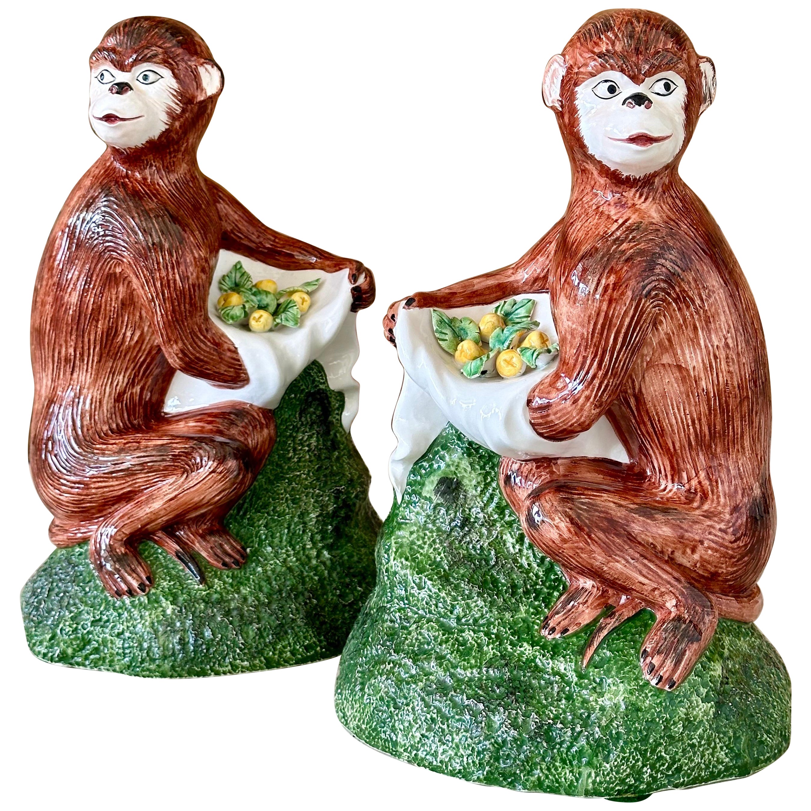 Pareja de monos italianos figurativos de porcelana esmaltada Vintage Coastal Regency en venta
