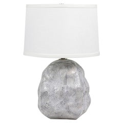 Gary Dipasquale Lampada da tavolo contemporanea in ceramica grigia testurizzata a forma di lampadina