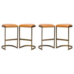 Set de 4 taburetes voladizos de herradura tapizados en latón y madera tostada Brenton