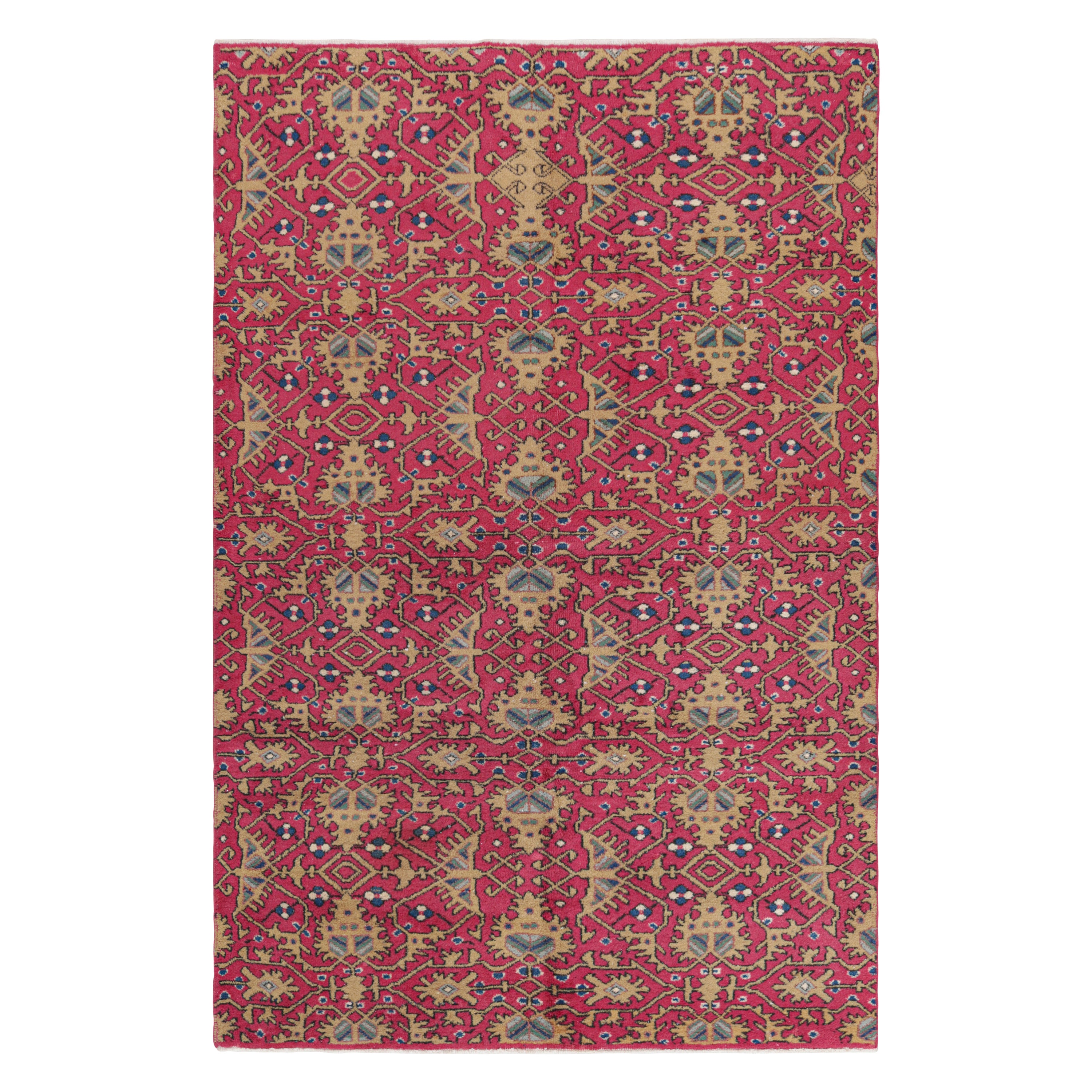 Türkischer Vintage-Teppich in Rosa mit bunten geometrischen Mustern, von Rug & Kilim
