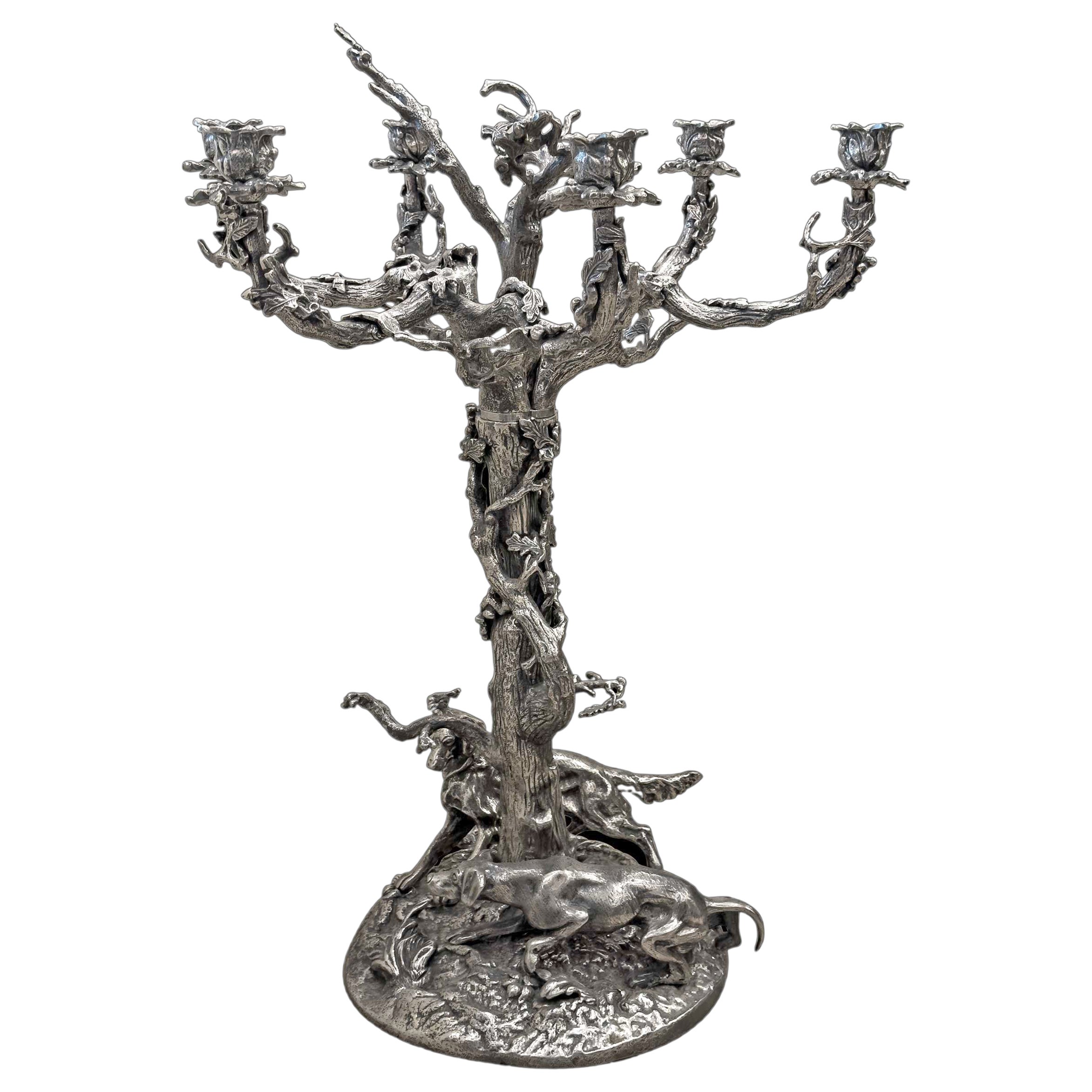Candelabro in bronzo argentato con cani, ispirato al Vieux Christofle