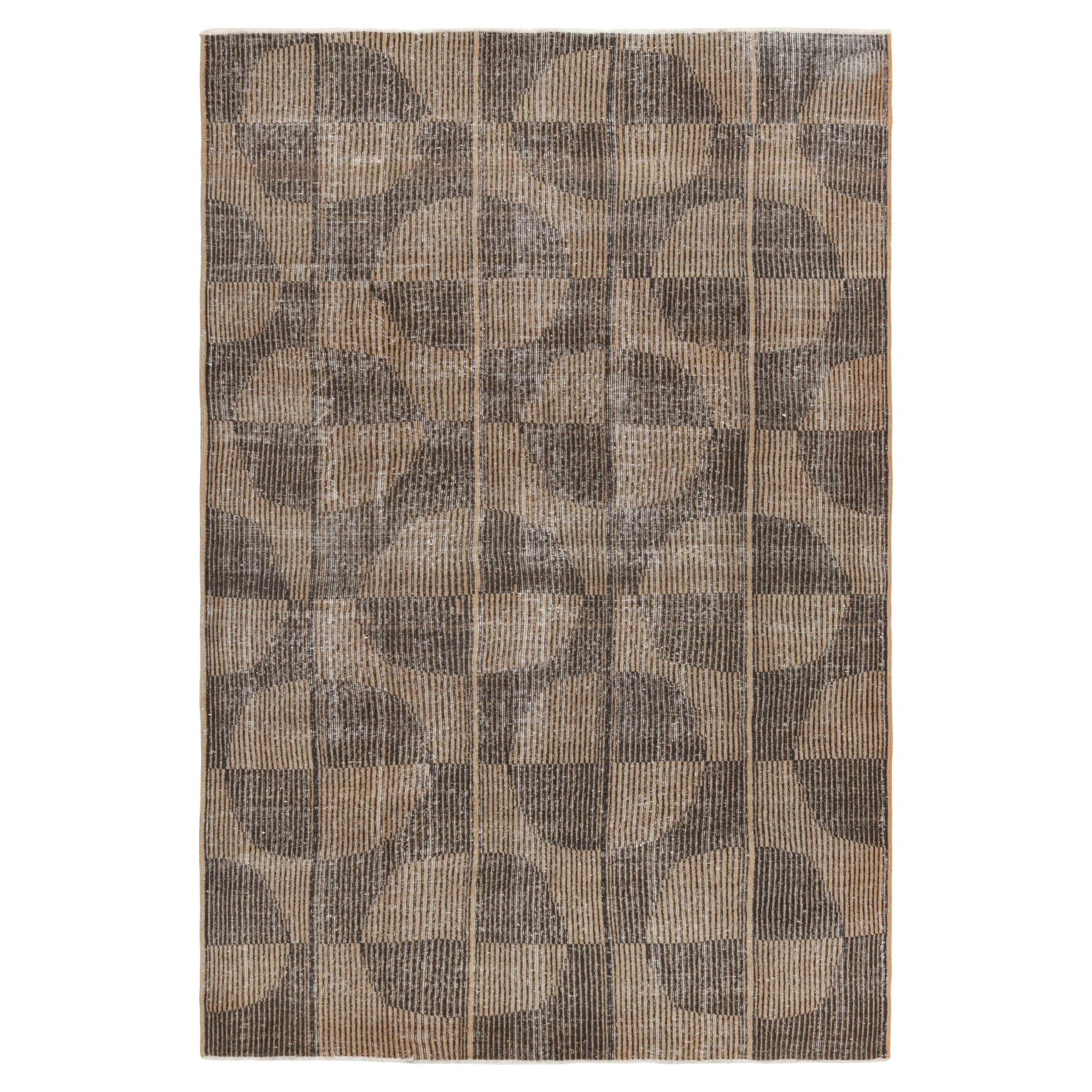Tapis vintage Zeki Müren à motifs géométriques beige-brun, de Rug & Kilim en vente