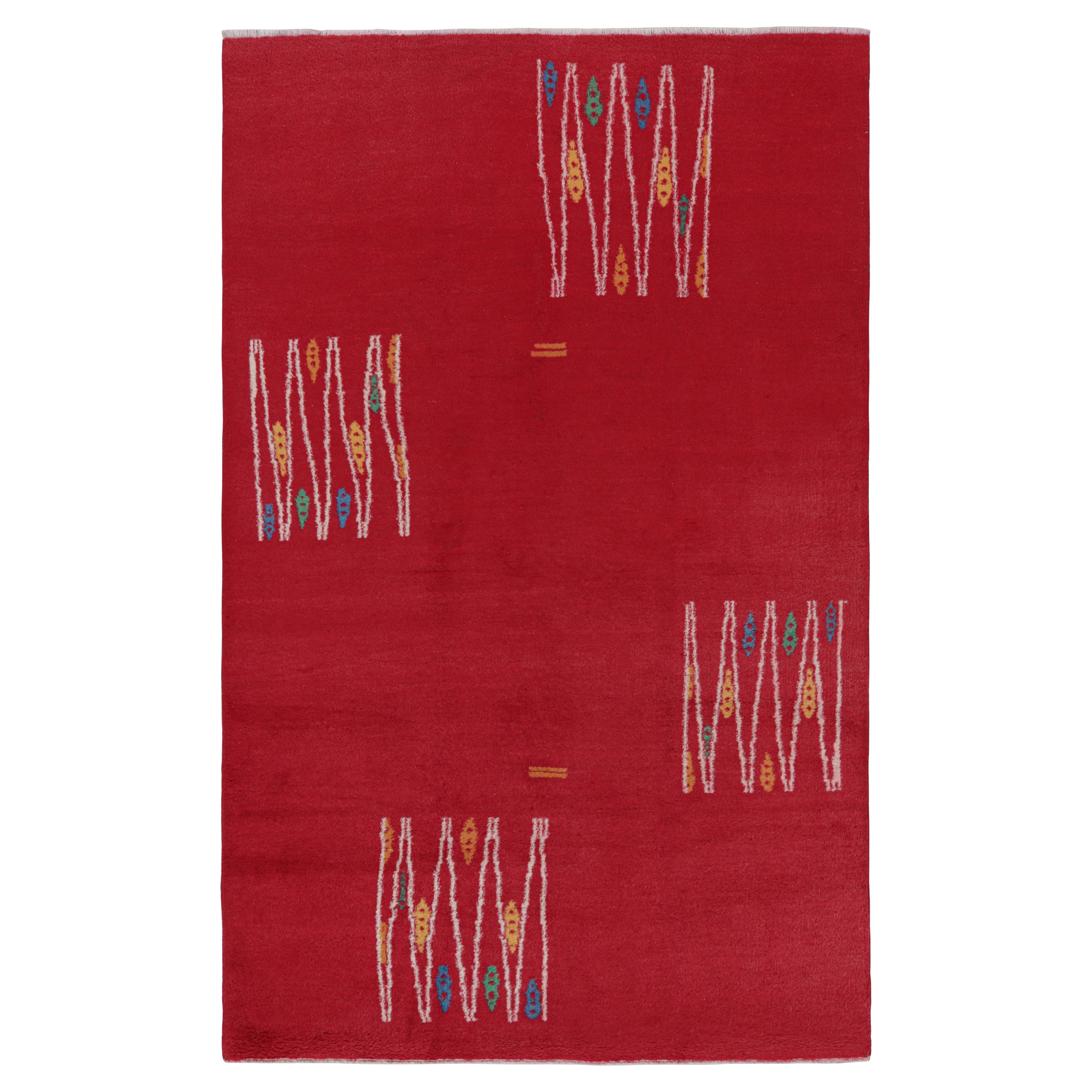Alfombra turca vintage roja con motivos geométricos de colores, de Rug & Kilim