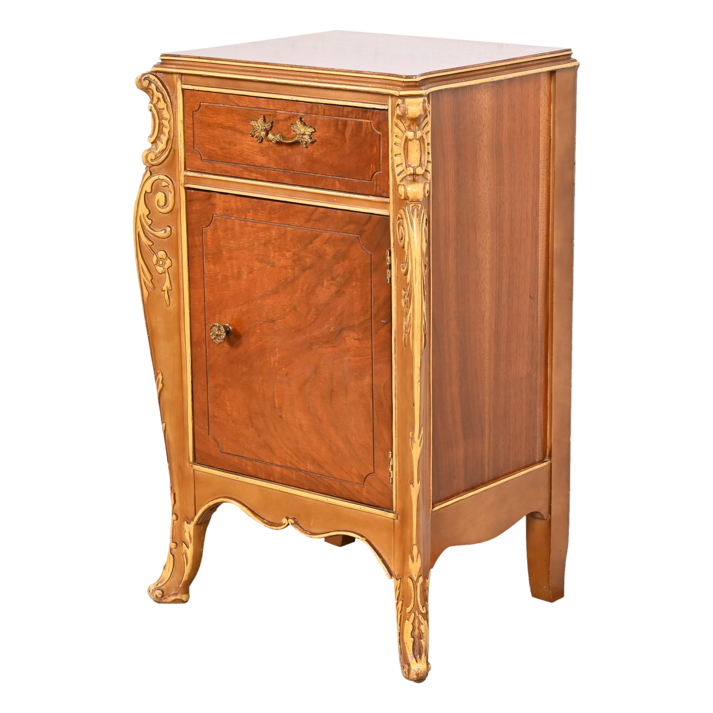 Antique French Provincial Louis XV Mesilla de noche de nogal y pintada a mano, Años 20