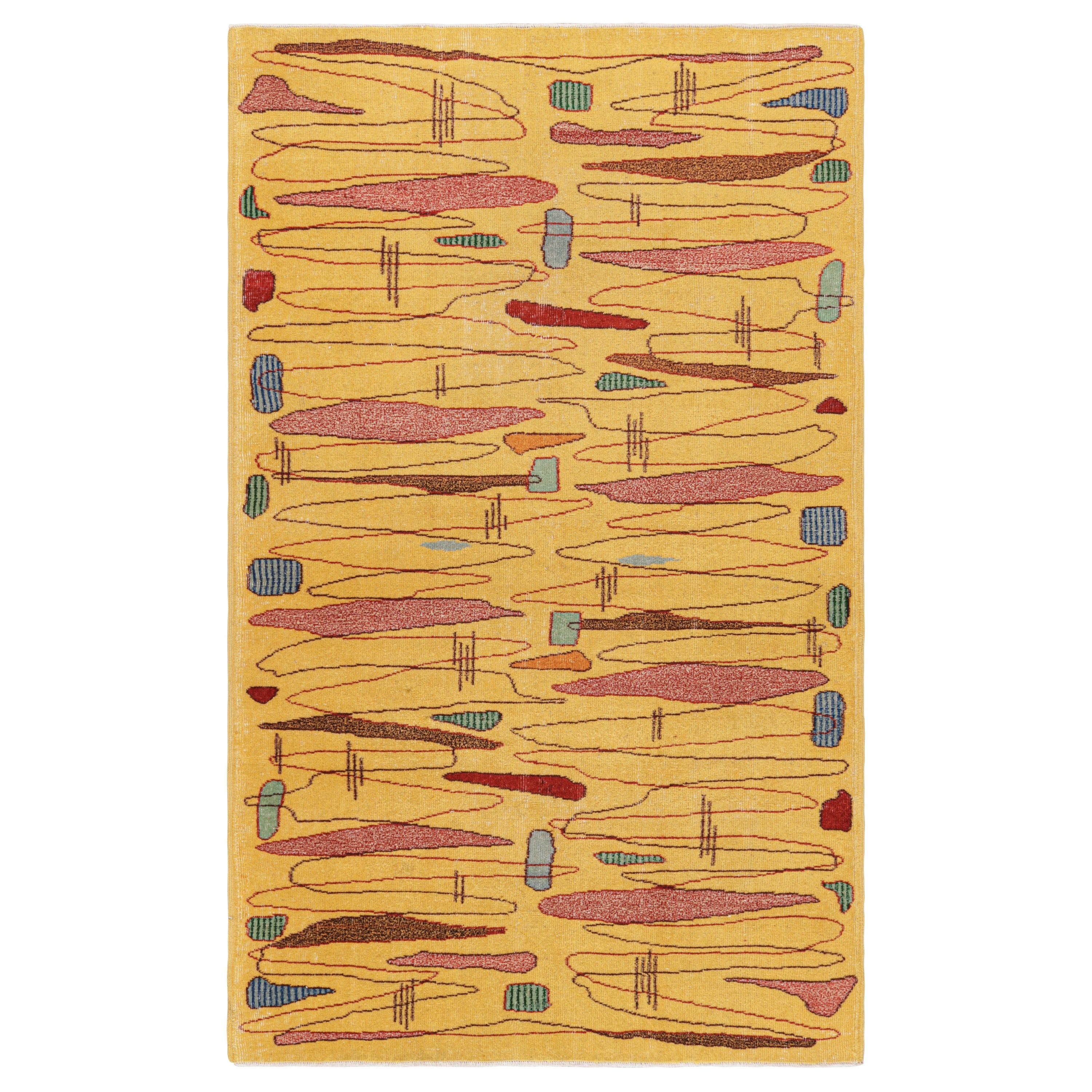 Tappeto vintage Zeki Müren in oro con motivi geometrici, da Rug & Kilim in vendita
