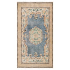 Tappeto vintage Zeki Müren in blu con medaglione floreale colorato, da Rug & Kilim