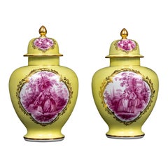 Paar Meissen Porcelain Gelb Grund Puce bedeckt Vasen w / Watteau gemalt Szene