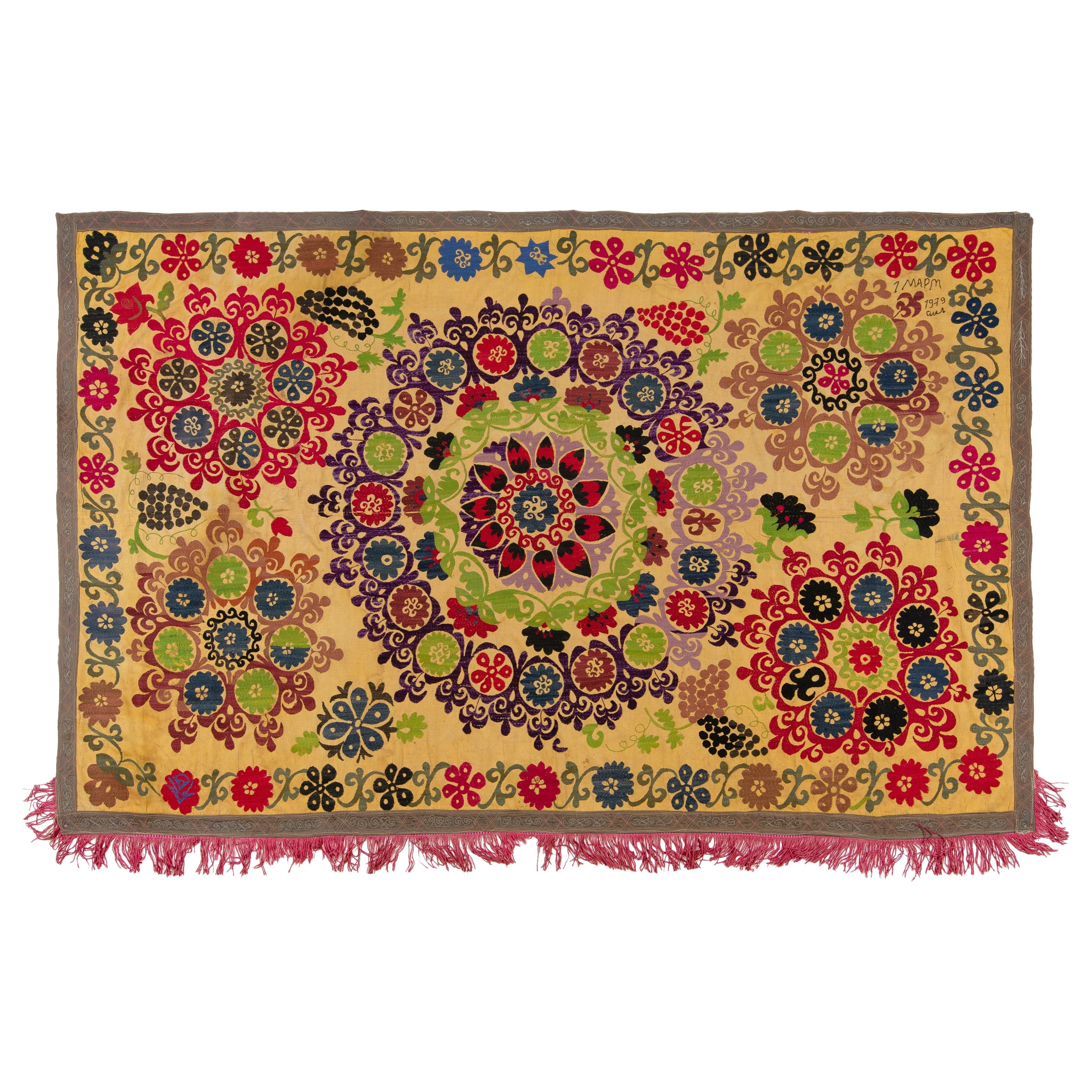 Arazzo Suzani 1979s 5x8 Ft, copriletto ricamato in seta, copriletto giallo