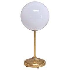 Leco-Tischlampe aus Messing mit weißem Opalglaskugel, Schweden, 1960er Jahre