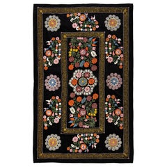 Copriletto con ricamo in seta vintage 4,3x6,8 piedi, appendiabiti asiatico Suzani in nero