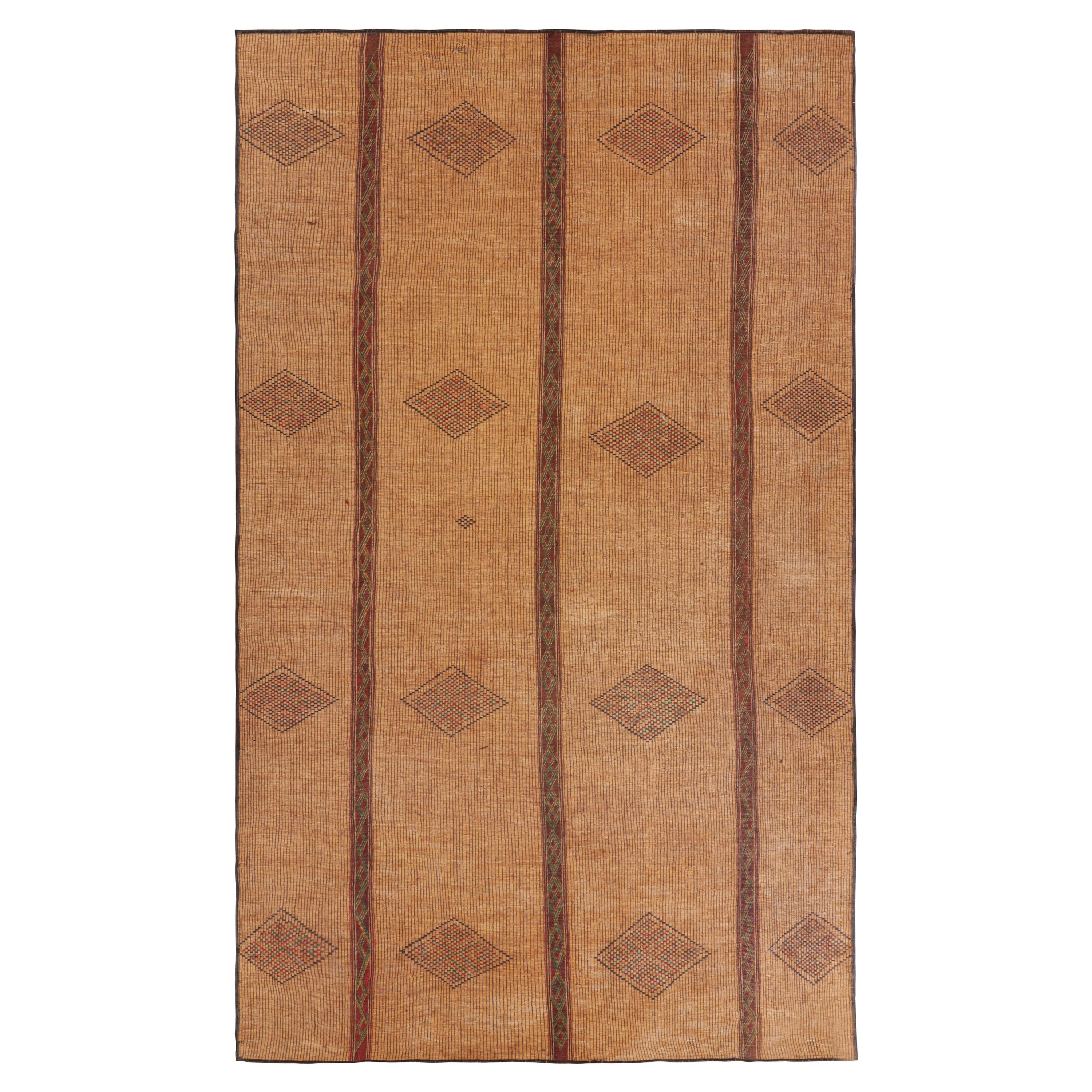 Mat Tuareg marocain surdimensionné à motifs géométriques, de Rug & Kilim