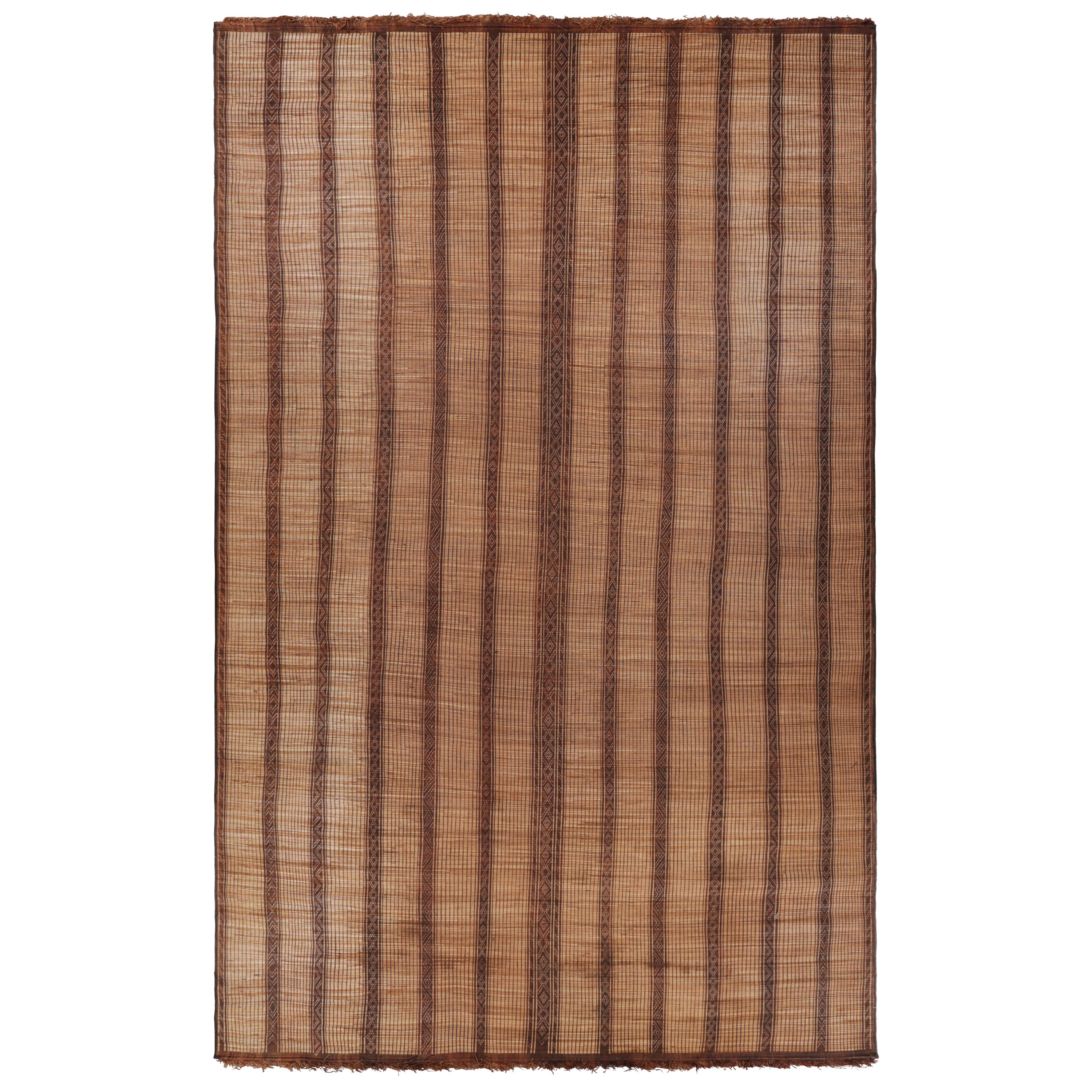 Mat Tuareg marocain surdimensionné, à rayures géométriques, de Rug & Kilim