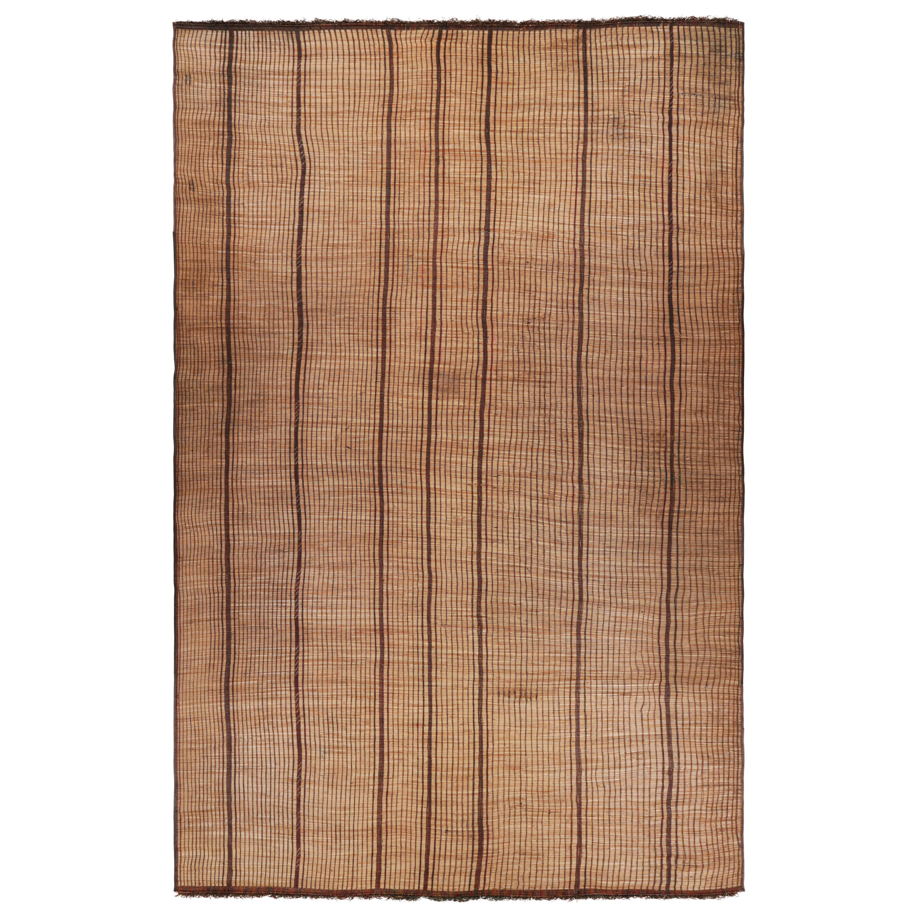 Mat Tuareg marocain surdimensionné, à rayures géométriques, de Rug & Kilim