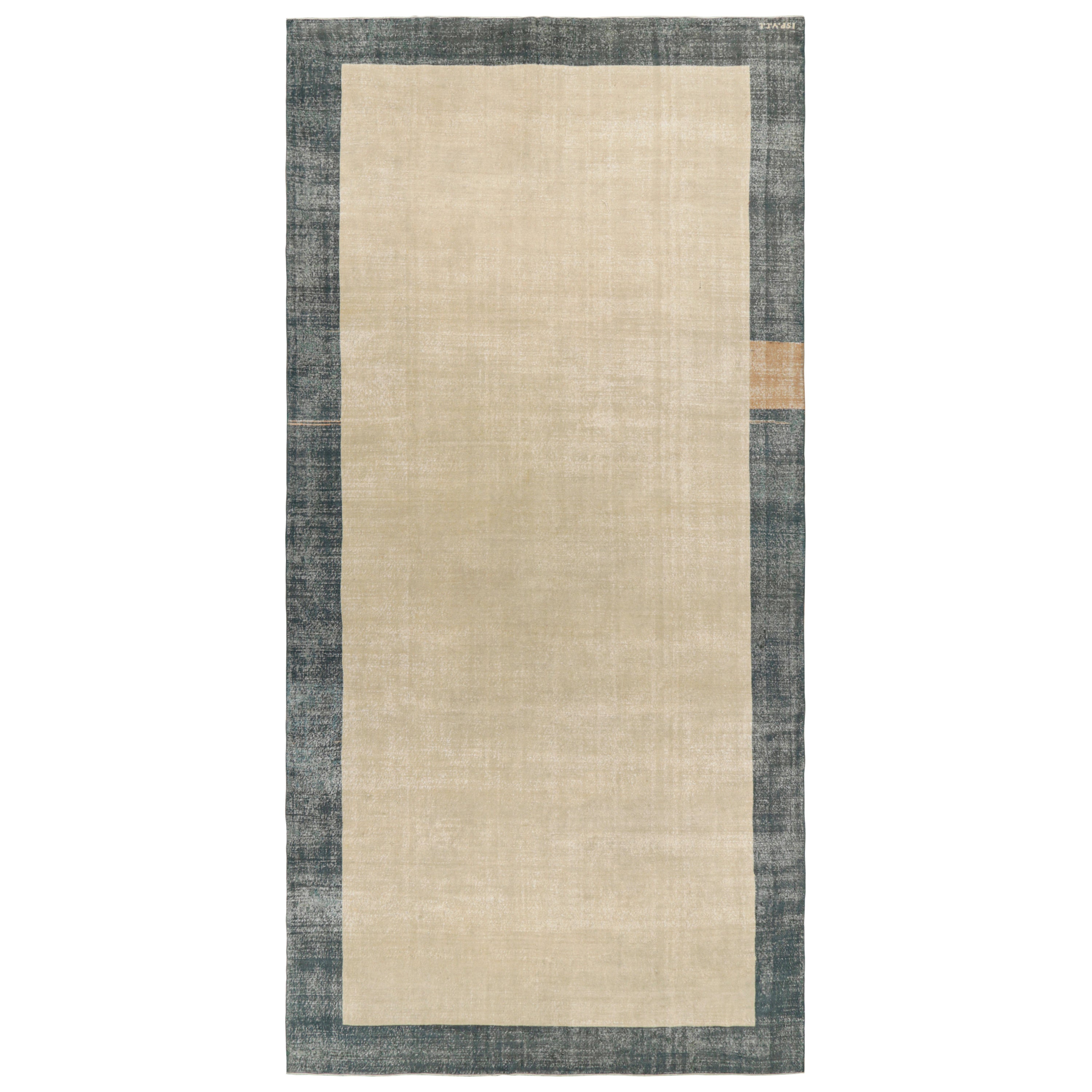 Tapis turc vintage surdimensionné signé en beige avec champ ouvert en vente