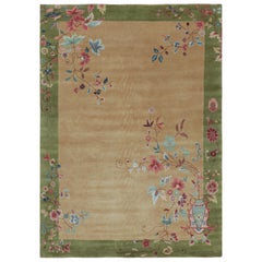 Rug & Kilim's Chinese Art Deco Style Rug in Green and Beige with Floral Patterns (tapis chinois de style Art déco en vert et beige avec des motifs floraux)