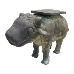 Antiker Balinesischer Beistelltisch mit feiner detaillierter Patina aus gehämmerter Bronze und Stier