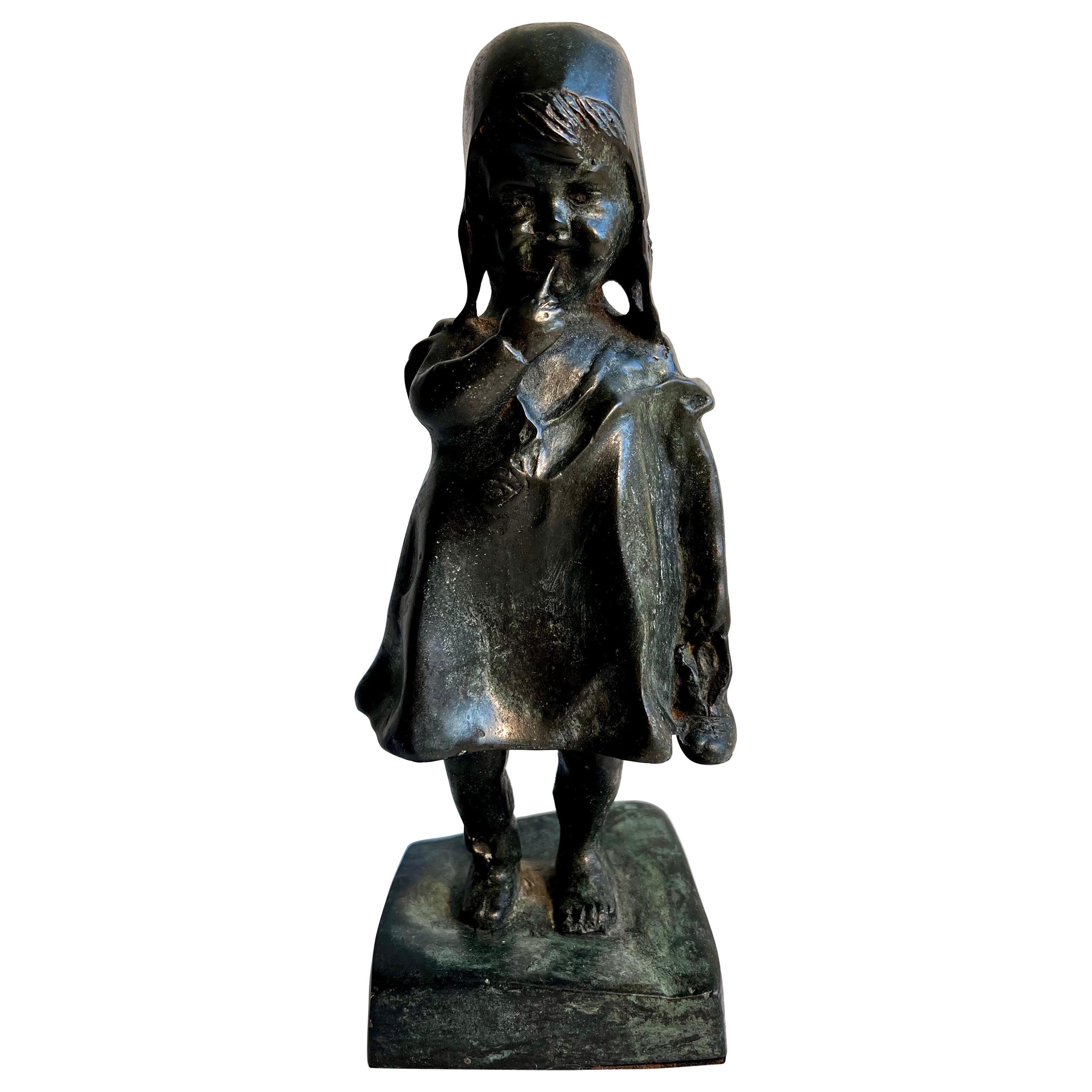 Statue d'une jeune fille tenant une chaussure dans le style de Juan Clara
