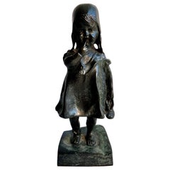 Estatua "Niña con zapato" al estilo de Juan Clara