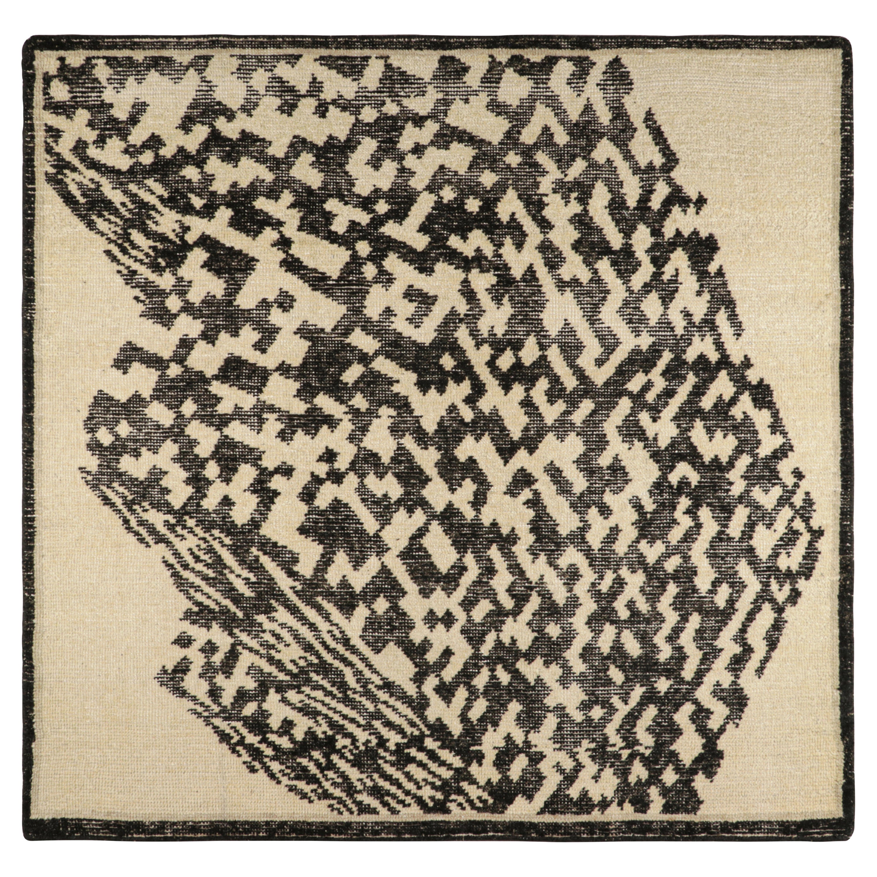 Abstrakter quadratischer Teppich von Rug & Kilim mit geometrischen Mustern in Elfenbein und Schwarz