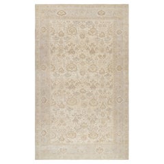 Rug & Kilim's Oversized Oushak Style Rug in Beige, Cream and Blue Floral Pattern (tapis surdimensionné de style Oushak en beige, crème et bleu)