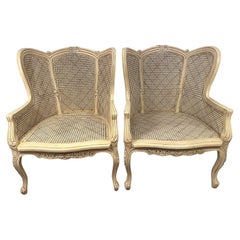 Graziosa bergeres Wingback della provincia francese a due canne e in legno intagliato