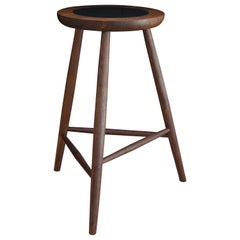 Martell Woodworks Balboa Hocker aus Nussbaumholz mit schwarzer Ledereinlage