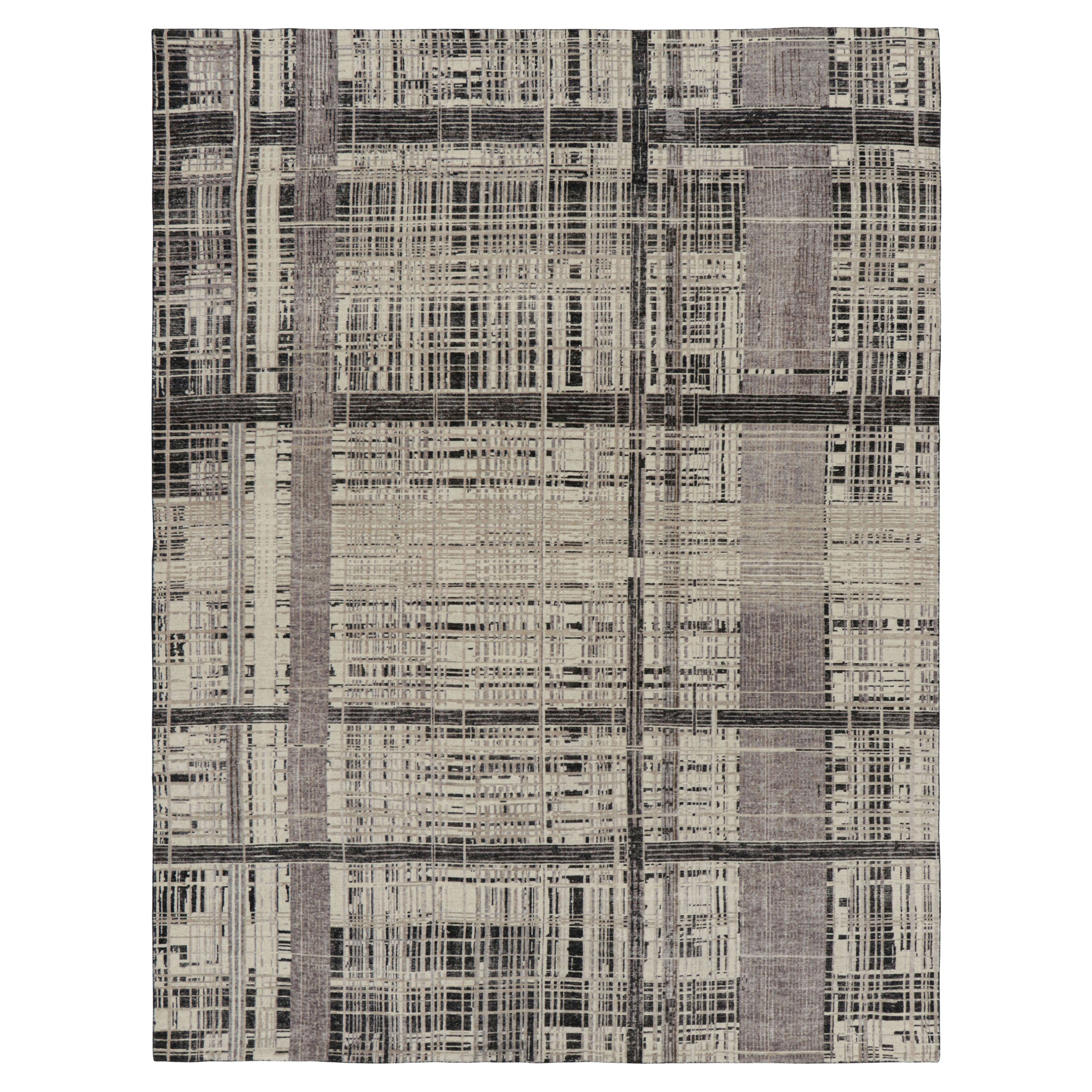 Rug & Kilim è un tappeto astratto moderno e invecchiato nei toni del beige, del grigio e del nero.