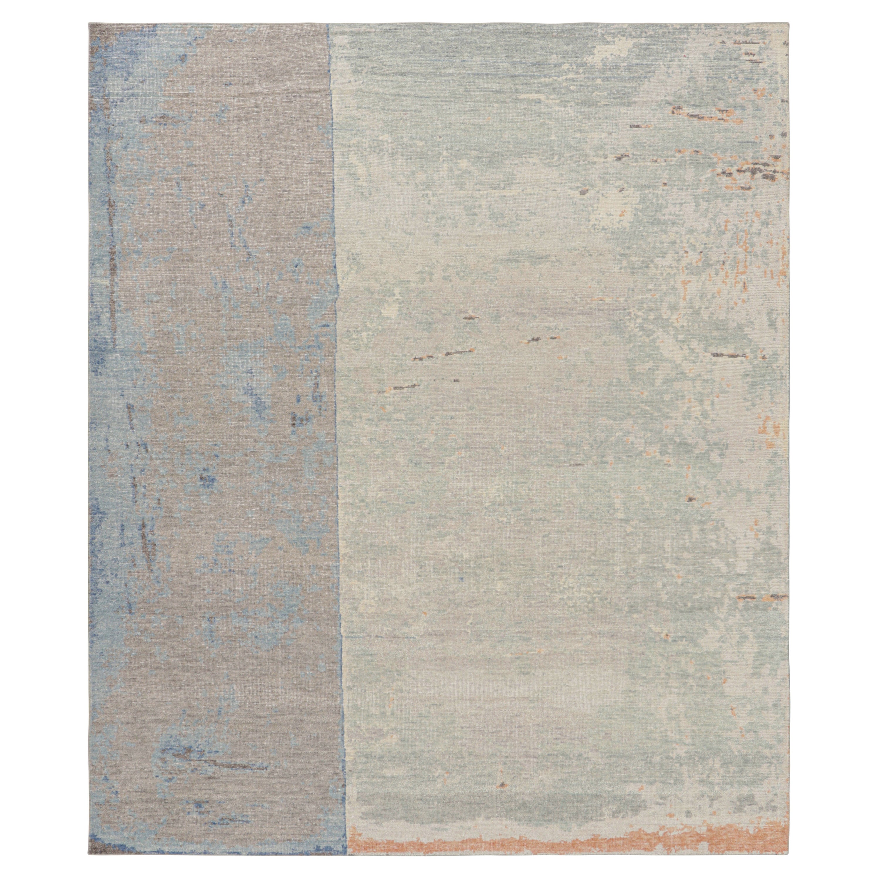 Rug & Kilim è un tappeto astratto moderno e invecchiato nei toni del beige, del grigio e del blu.
