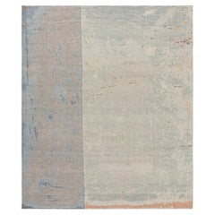Rug & Kilim è un tappeto astratto moderno e invecchiato nei toni del beige, del grigio e del blu.