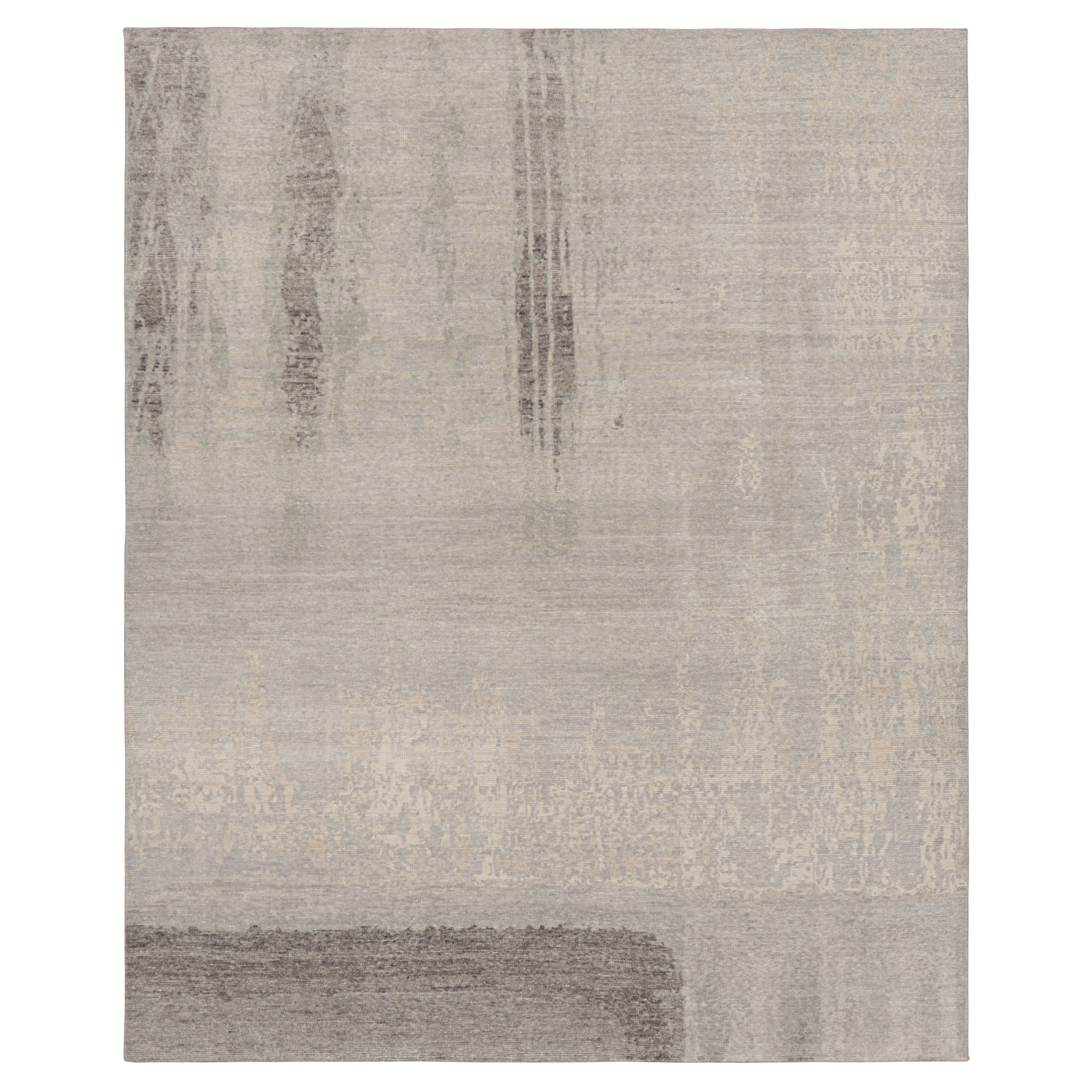 Rug & Kilim è un tappeto astratto moderno e invecchiato nei toni del beige, del grigio e del blu.