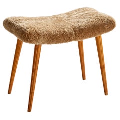 Sgabello di design svedese, teak, shearling, Svezia, anni '50