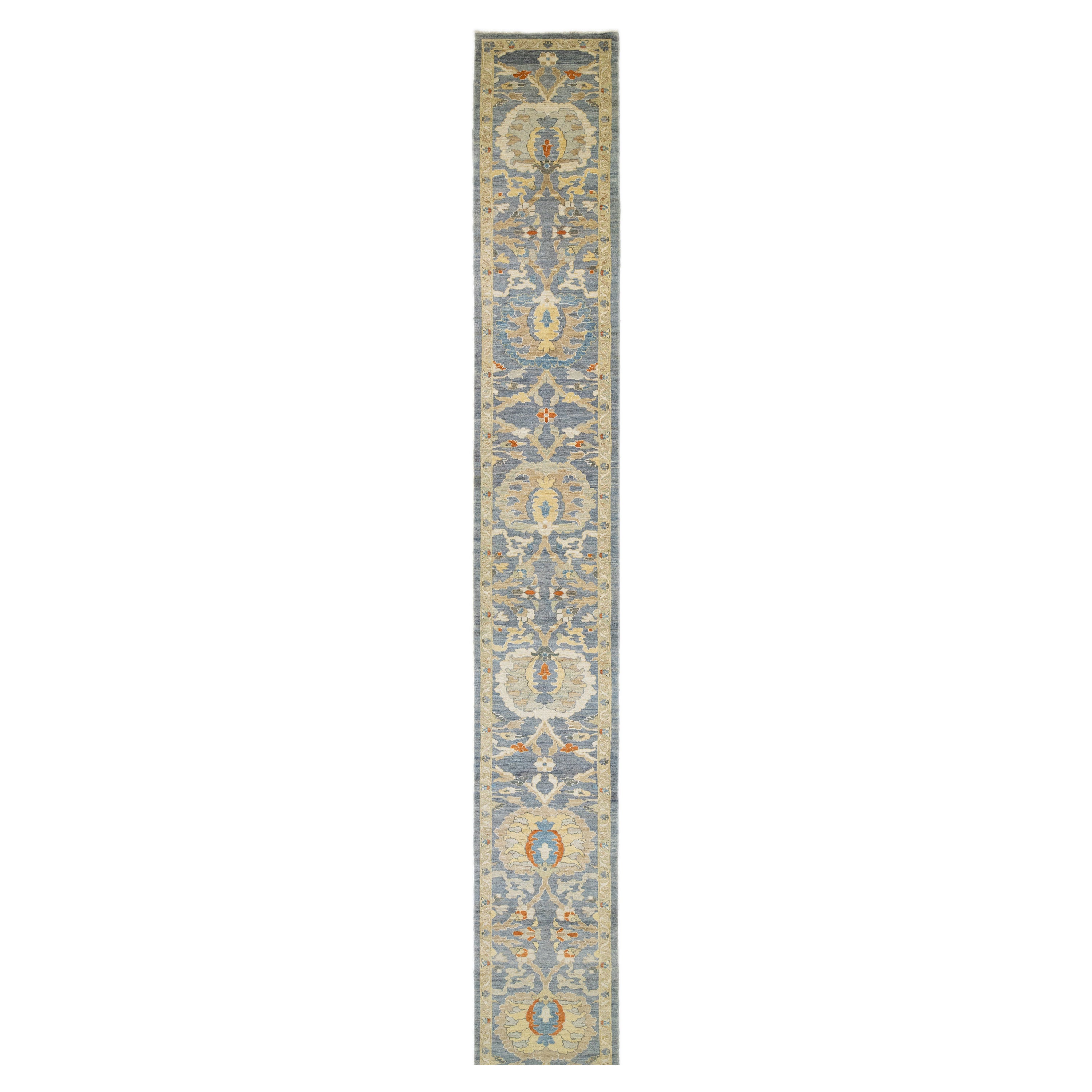 Apadana's Moderner langer Sultanabad-Läufer aus Wolle, handgefertigt in Blau mit Blumenmotiv