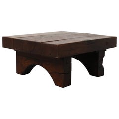Table basse carrée brutaliste d'inspiration Pierrce Chapo avec pieds arqués