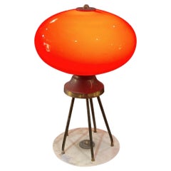 1950s Stylish Mid-Century Modern Brass and Red Glass Italian Table Lamp (lampe de table italienne en laiton et verre rouge)