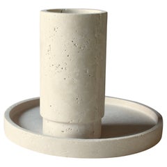 Travertinvase / Weinkühler und Teller aus Travertin im Herrenhaus von Up&Up und Raymor