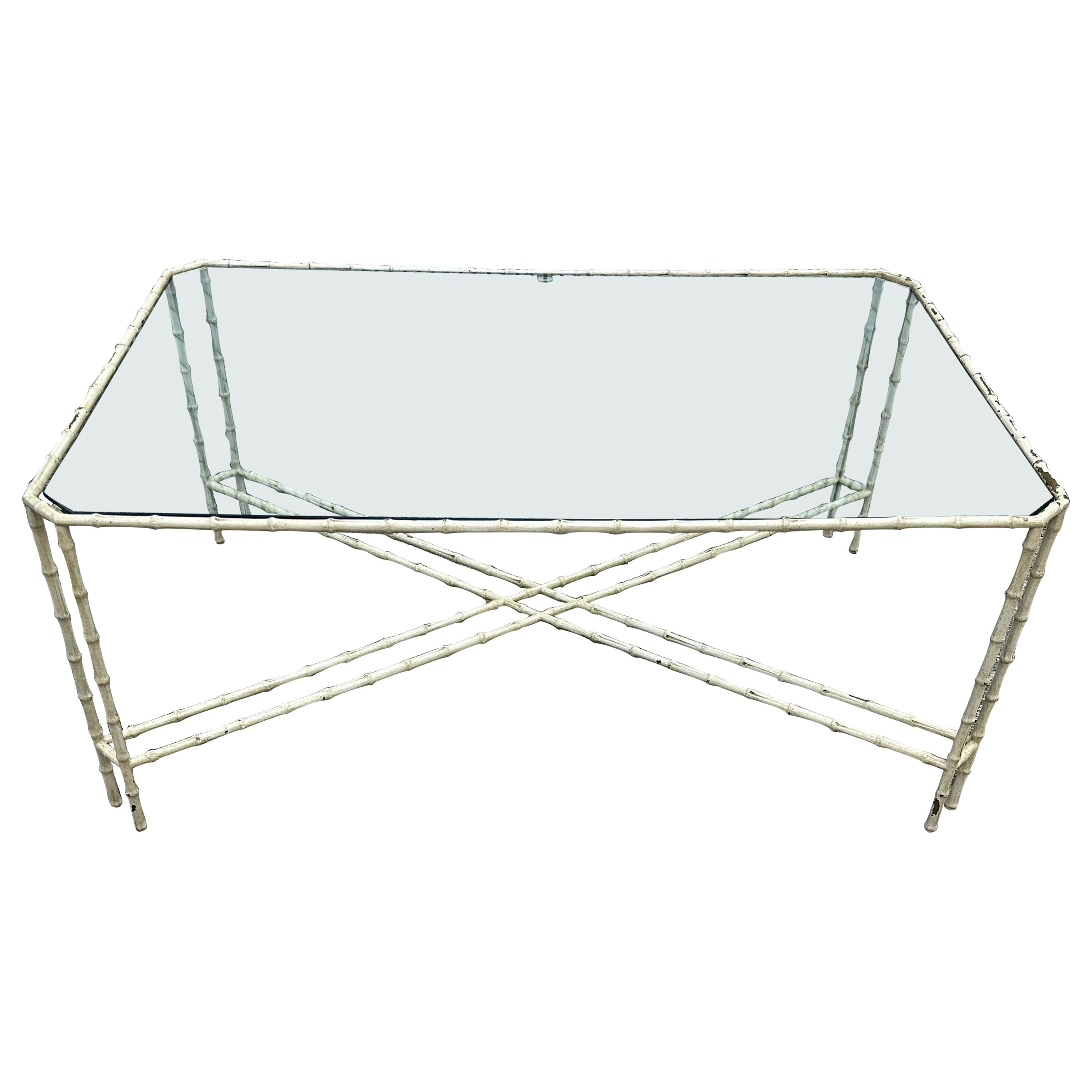 Mesa de centro de los años 70 de imitación de bambú y cristal color hueso y latón en venta