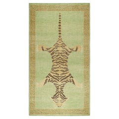 Diseño de alfombra de piel de tigre de Rug & Kilim en color verde con dibujos
