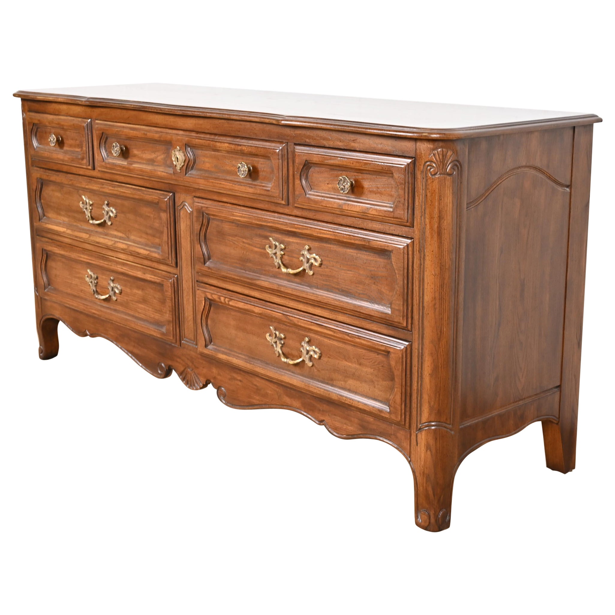 Commode provinciale française Louis XV sculptée de Davis Cabinet Company