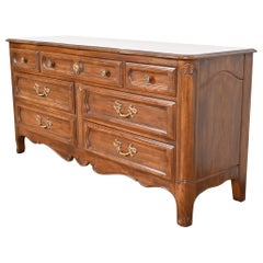 Commode provinciale française Louis XV sculptée de Davis Cabinet Company