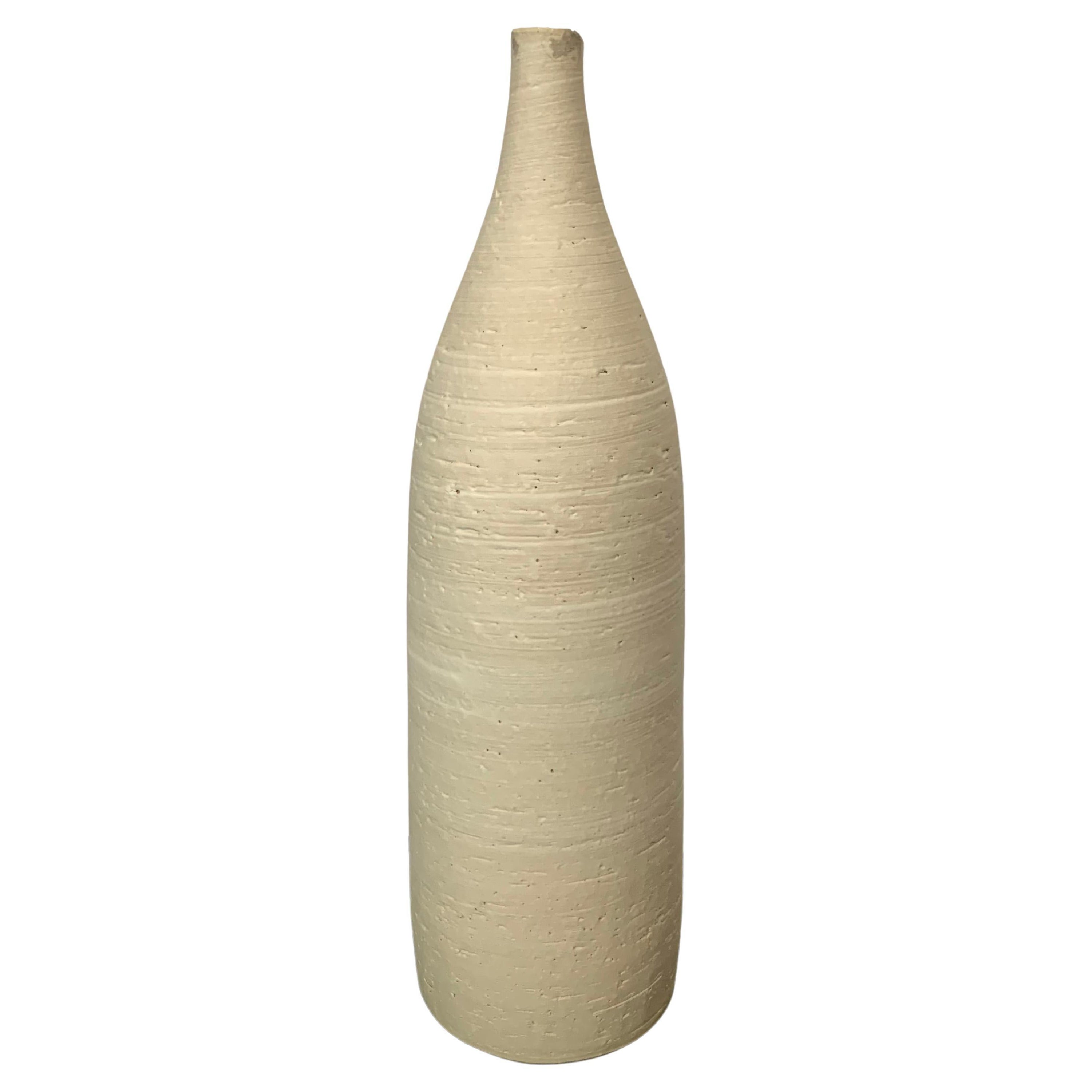 Vaso con apertura a labbro piccolo in gres strutturato color sabbia, Germania, contemporaneo