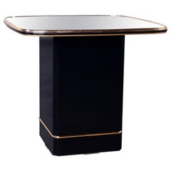 Table d'appoint ou d'appoint postmoderne avec plateau en miroir et base à piédestal laquée noire