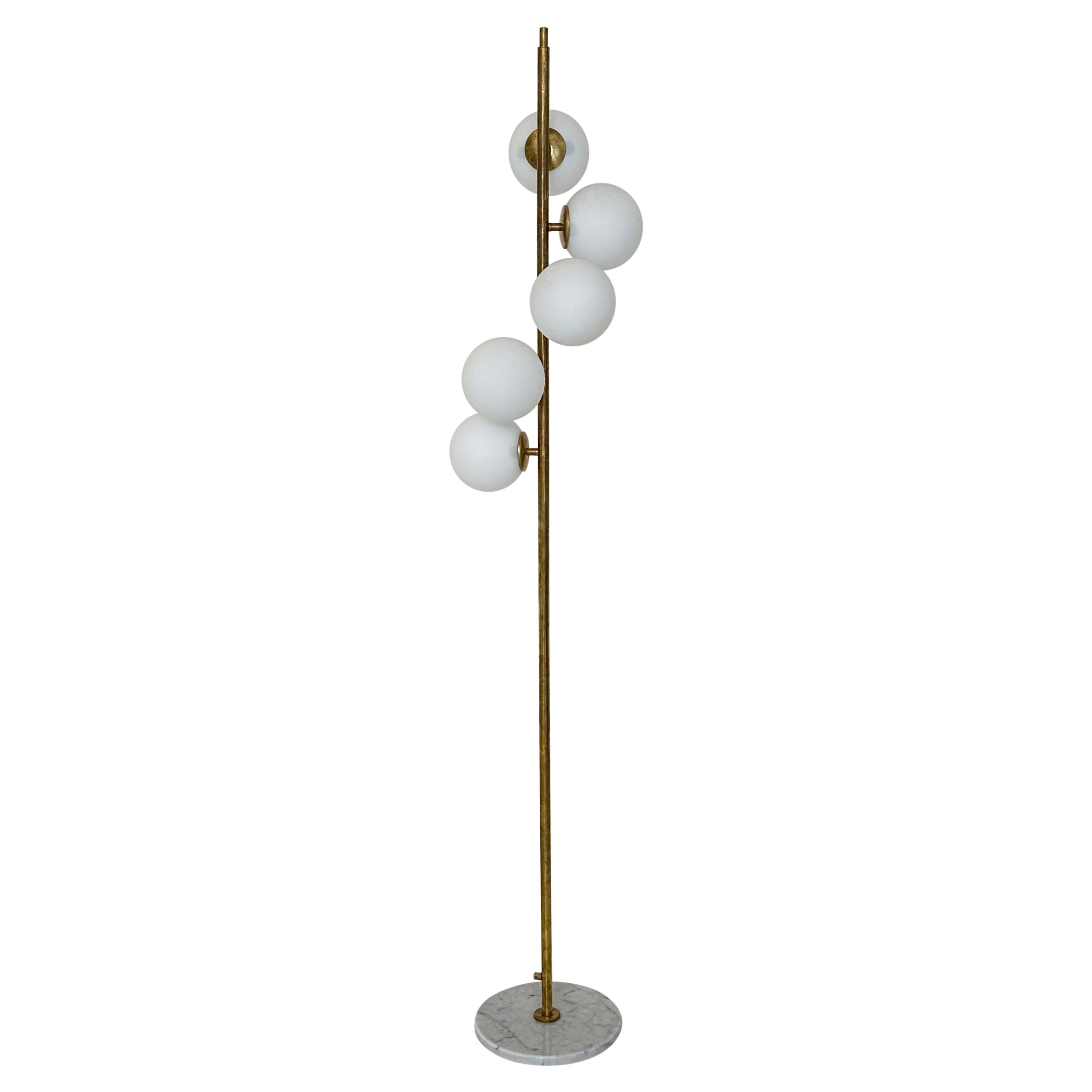 Lampada da terra italiana in stile metà secolo in ottone, marmo e 5 vetri opalini