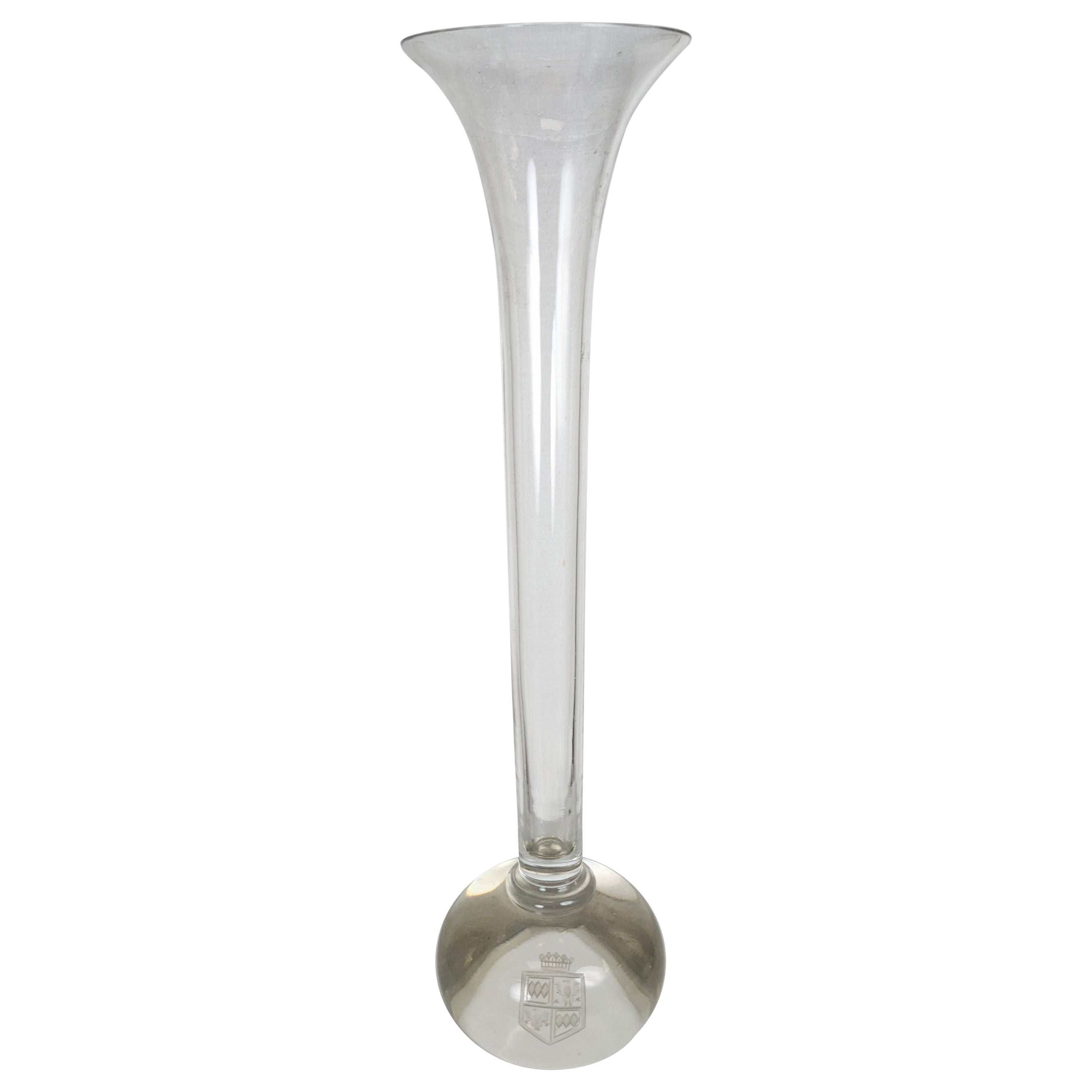 Vase trompette surdimensionné avec crête gravée