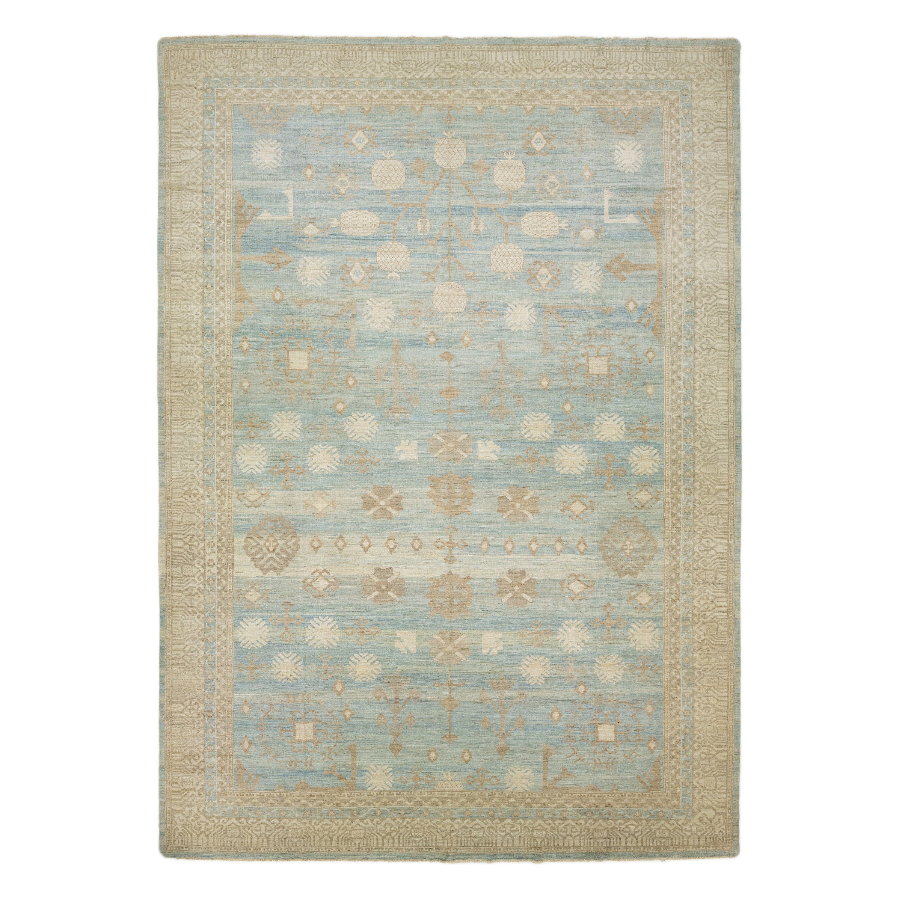 Apadana Moderner übergroßer blauer Wollteppich im Khotan-Stil von Apadana mit geometrischem Design