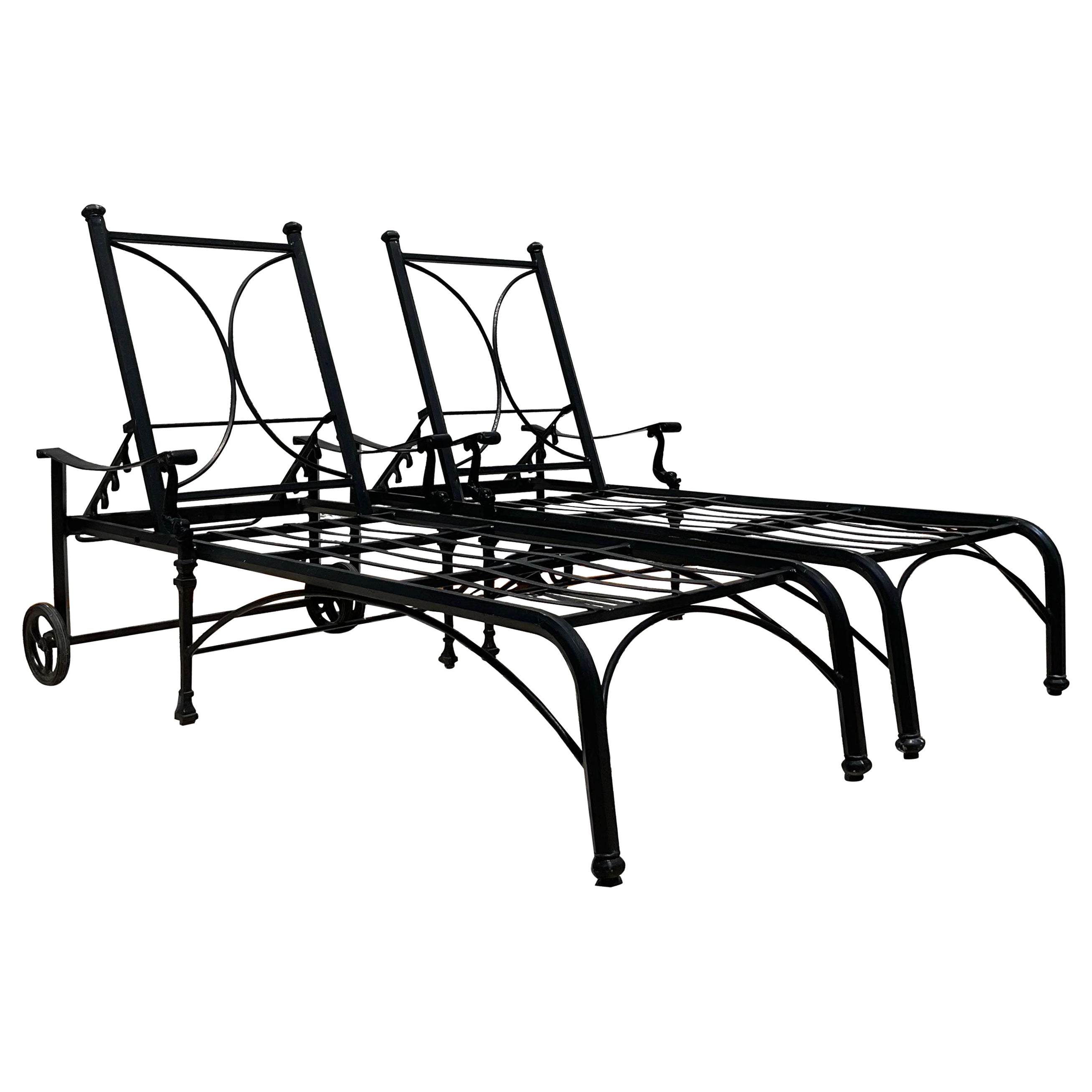 Koi Chaise Lounge aus Aluminiumguss- Coastal-Kunststoffguss – ein Paar im Angebot