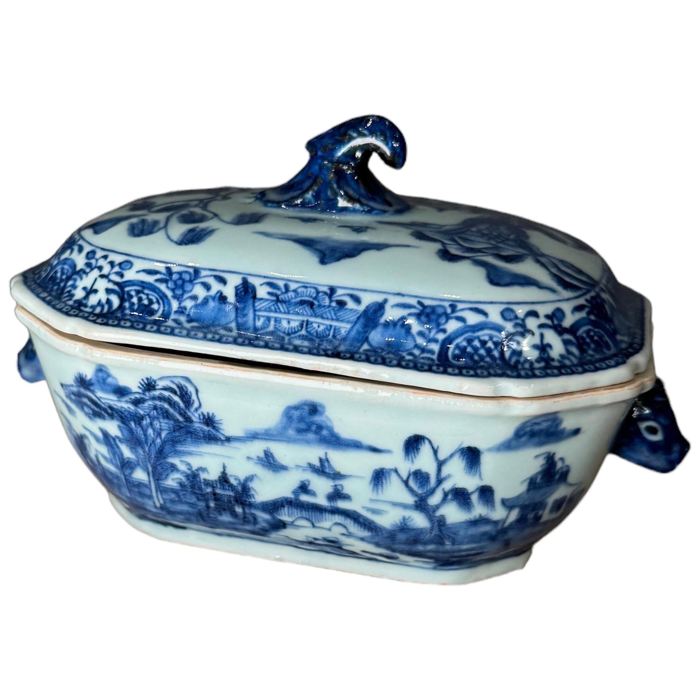Porcellana cinese blu e bianca da esportazione
Zuppiera con coperchio, XIX secolo in vendita