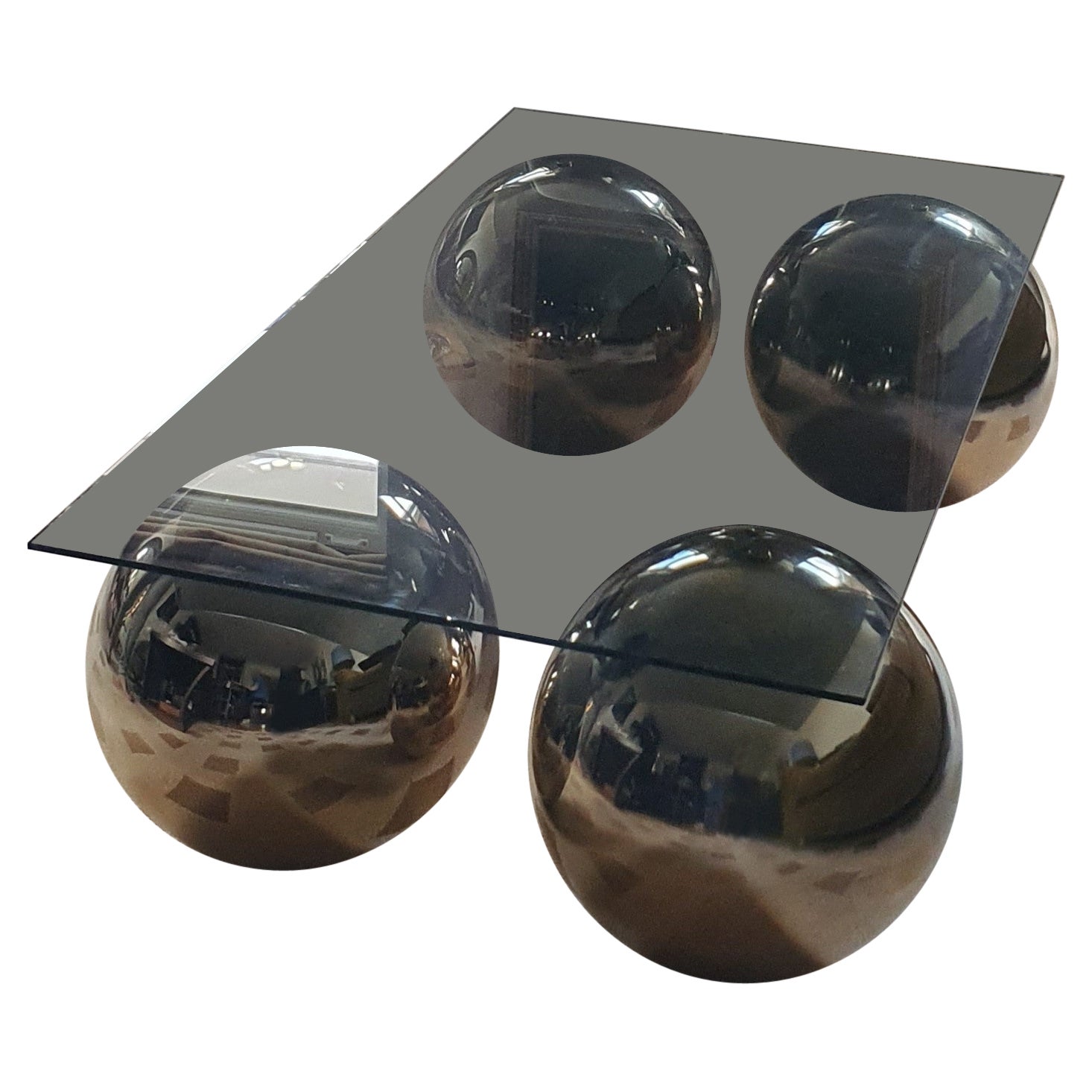 Table basse faite à la main avec 4 boules individuelles en laiton poli et plateau en verre gris en vente